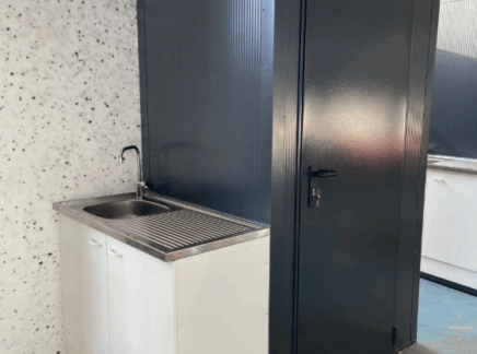 Toilet met keukenblok