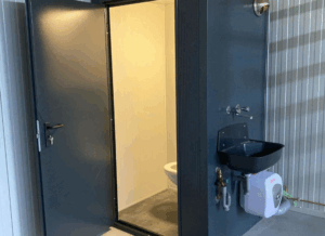 Toilet met uitstortgootsteen