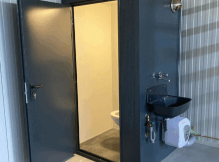 Toilet met uitstortgootsteen