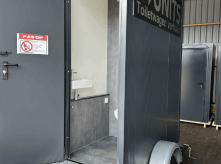 Toiletwagen deur