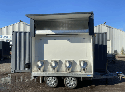 Toiletwagen met 4 urinoirs