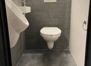 Toiletwagen met toilet en urinoir
