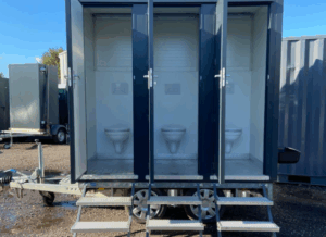 Toiletwagen met toiletten en urinoirs