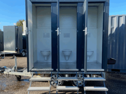 Toiletwagen met toiletten en urinoirs